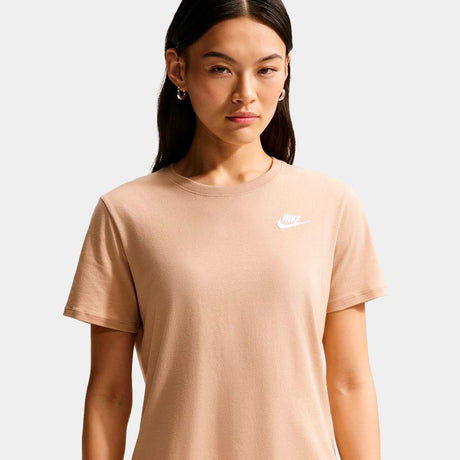 Camiseta Nike Sportswear Club Essentials - Mujer