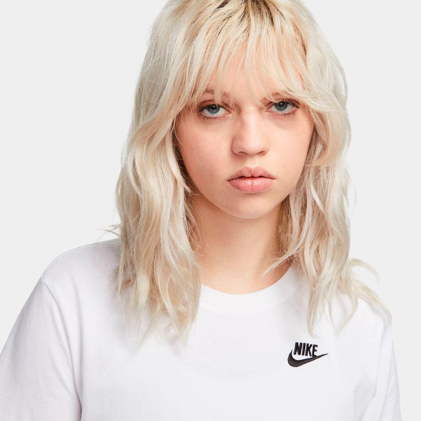 Camiseta Nike Sportswear Club Essentials - Mujer