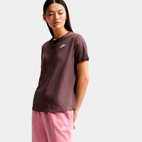 Camiseta Nike Sportswear Club Essentials - Mujer